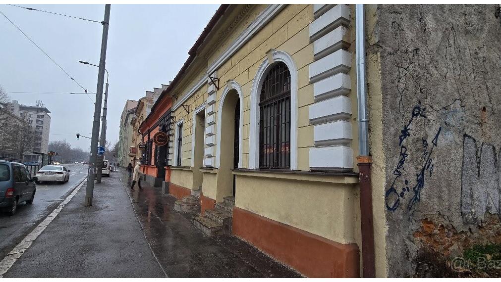 Lukratívna budova s  pozemkom v centre na PREDAJ!!!