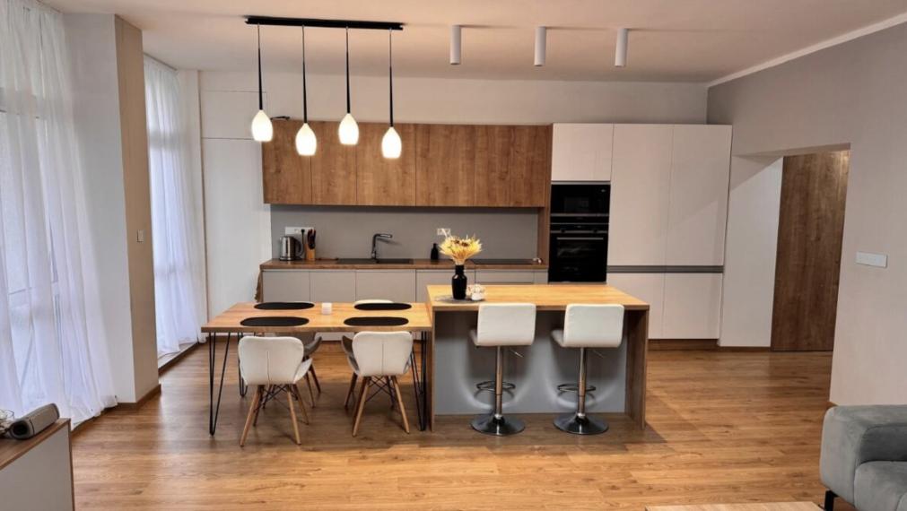 Luxusný 4-izb. byt s klimatizáciou - Staré Mesto