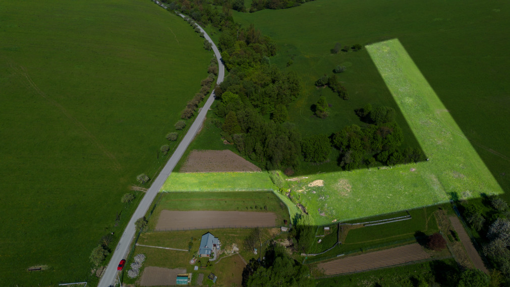 NA PREDAJ-rozľahlý pozemok v Jakovanoch ideálna investícia