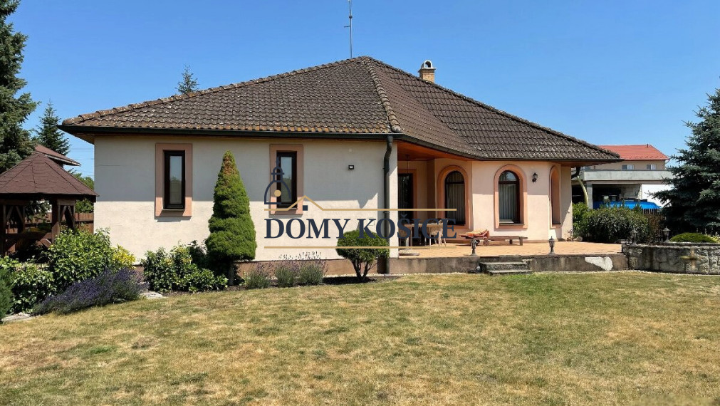 Rodinný dom Košice - okolie, Komárovce, dvojgaráž, terasa, krb