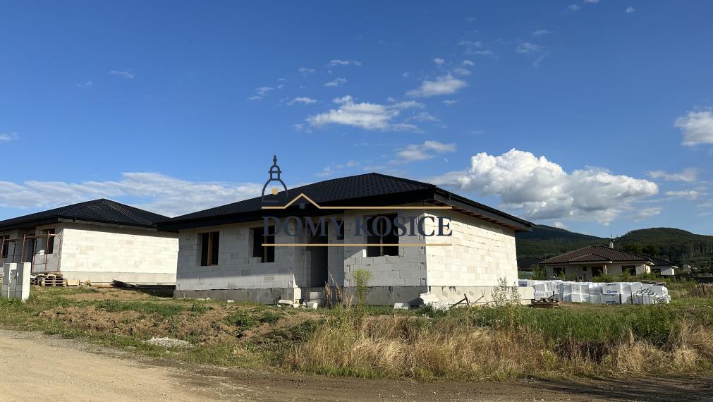 4i Bungálov , Ruskov, novostavba, el., studňa, žumpa