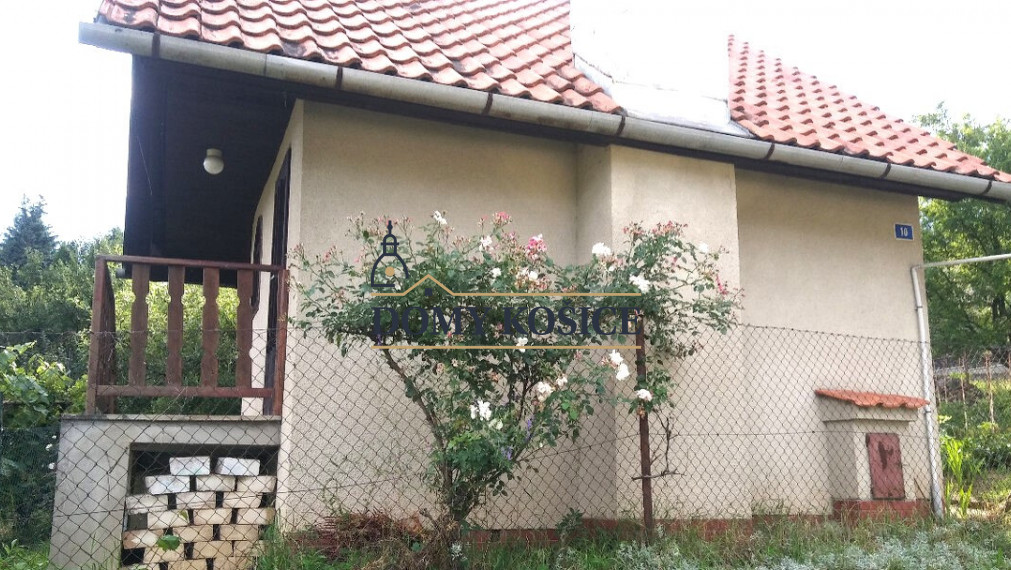 Pozemok s murovanou chatou, obec  Baška, časť Borovica.