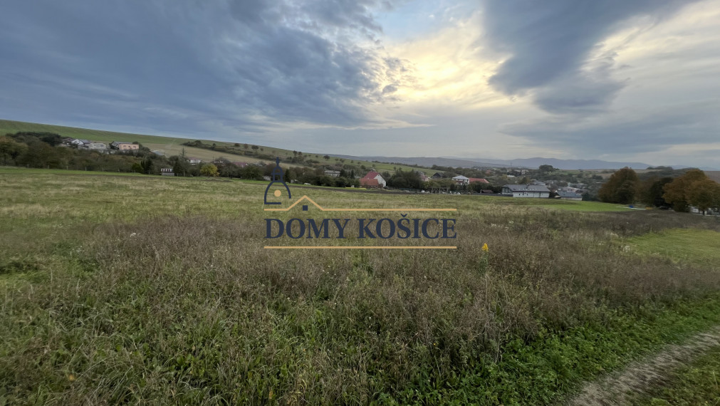 Pozemok na predaj v obci Chrastné 736m2 + prístupová cesta