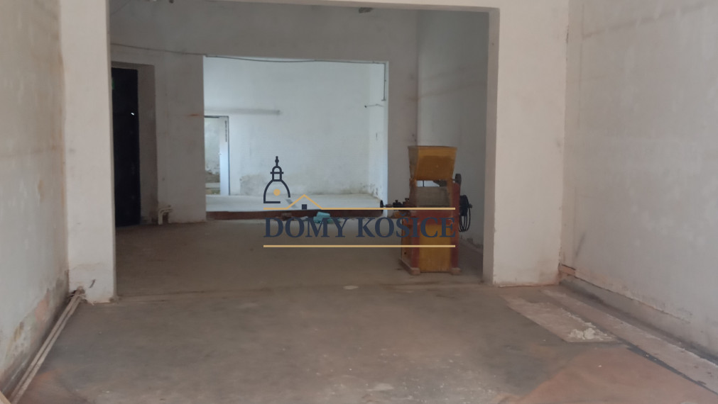 LUKRATÍVNA budova s pozemkom vhodná na developerský projekt!!!