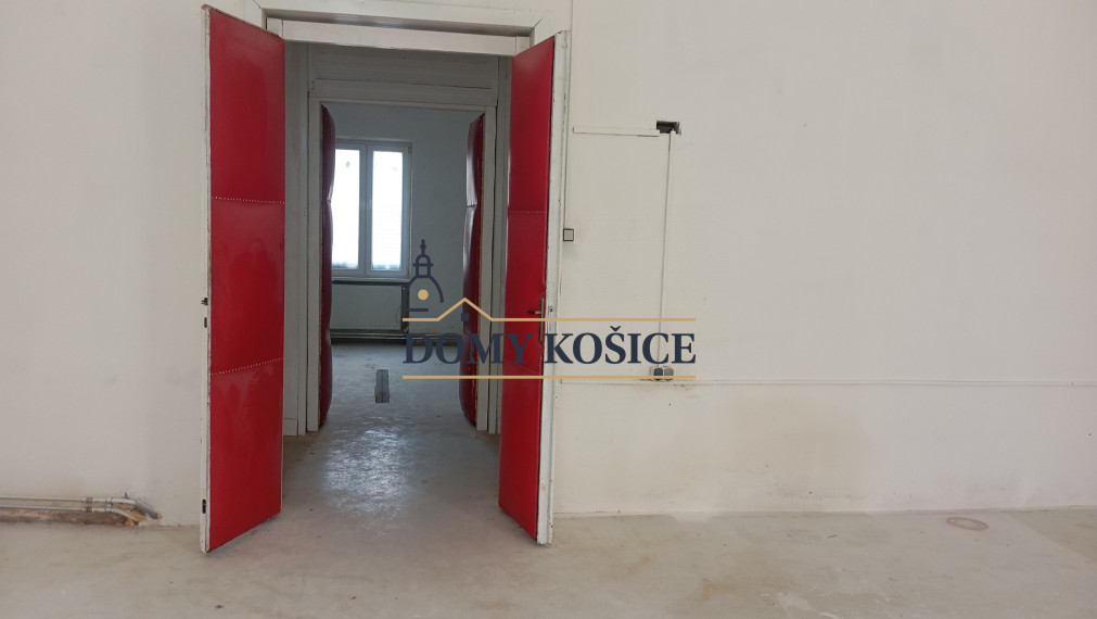 LUKRATÍVNA budova s pozemkom vhodná na developerský projekt!!!