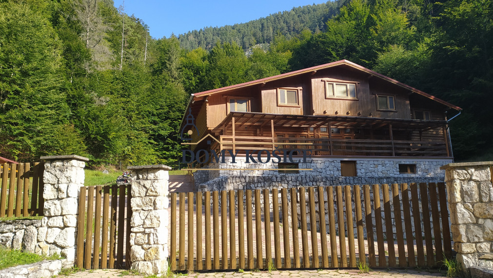 Luxusná chata - rekreačný objekt  - chránené územie