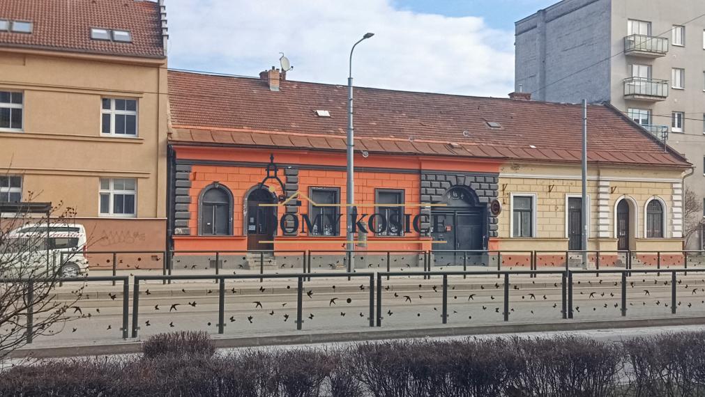 Lukratívna budova s  pozemkom v centre na PREDAJ!!!