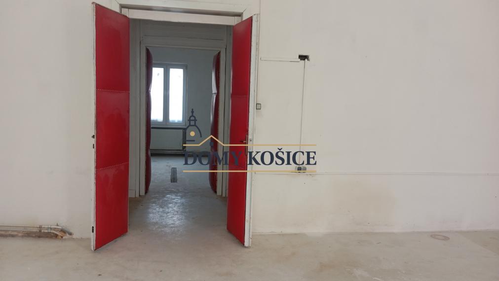 Lukratívna budova s  pozemkom v centre na PREDAJ!!!