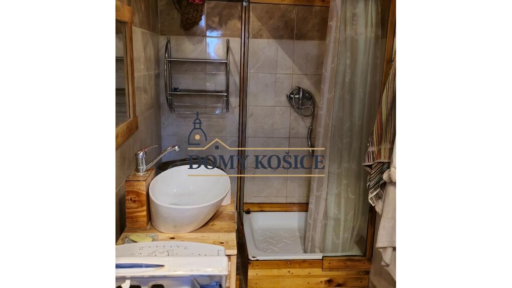 Lukratívna budova s  pozemkom v centre na PREDAJ!!!