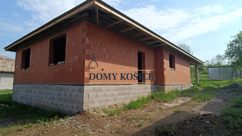 Výmena rozostavaného domu v obci  Rakovec nad Ondavou za byt v Michalovciach.