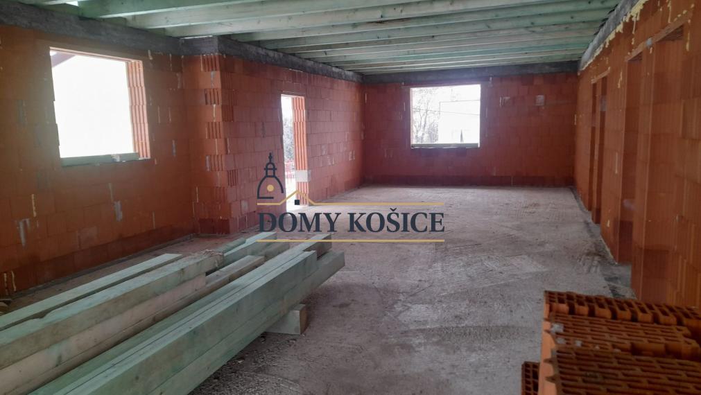 Výmena rozostavaného domu v obci  Rakovec nad Ondavou za byt v Michalovciach.