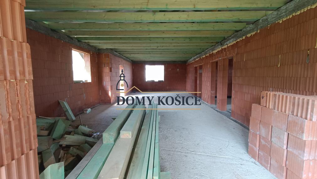 Výmena rozostavaného domu v obci  Rakovec nad Ondavou za byt v Michalovciach.