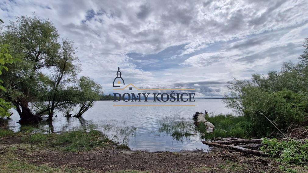 Na predaj chata na Zemplínskej Šírave, Prímestská oblasť