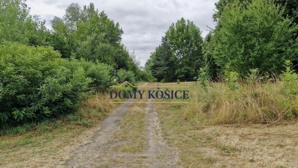 Na predaj chata na Zemplínskej Šírave, Prímestská oblasť