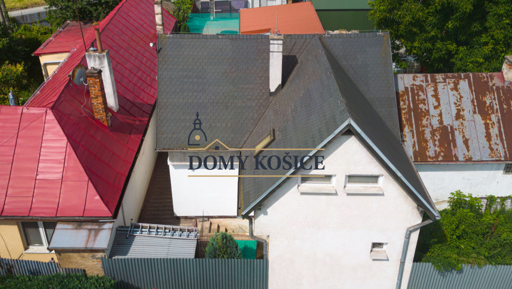 4-izbový,dvojpodlažný rodinný dom s 2 veľkými garážami, 164 m², blízko centra Košíc.