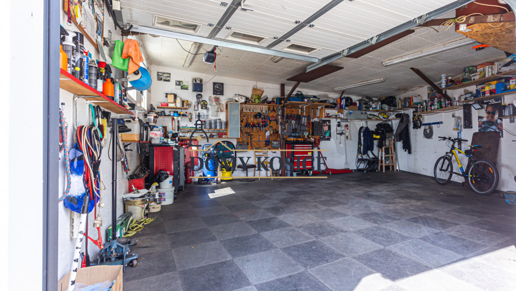 4-izbový,dvojpodlažný rodinný dom s 2 veľkými garážami, 164 m², blízko centra Košíc.