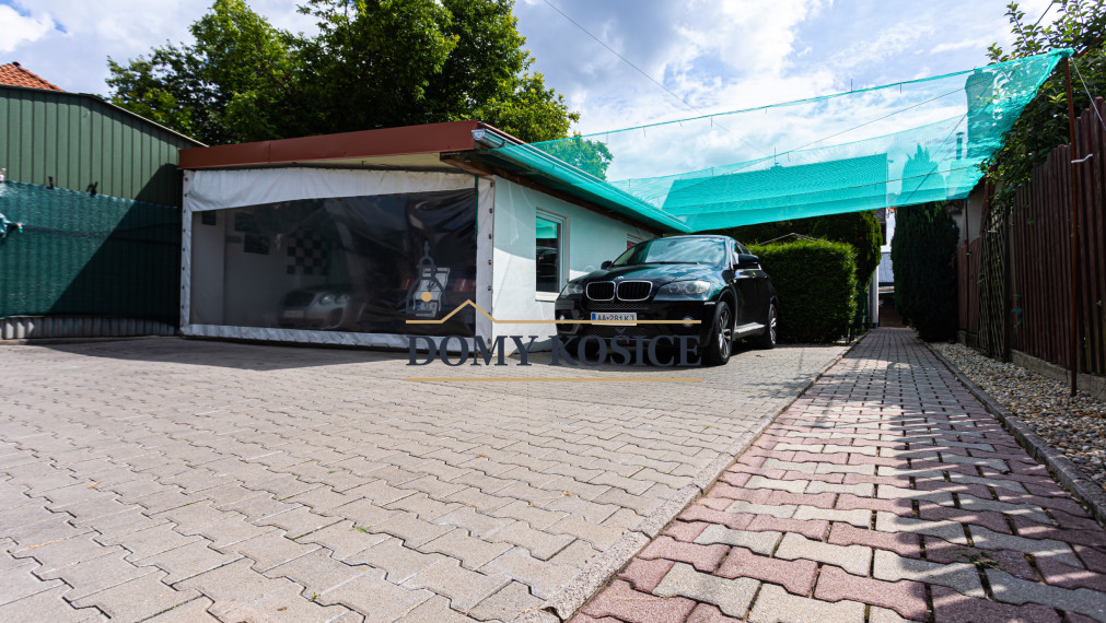 4-izbový,dvojpodlažný rodinný dom s 2 veľkými garážami, 164 m², blízko centra Košíc.