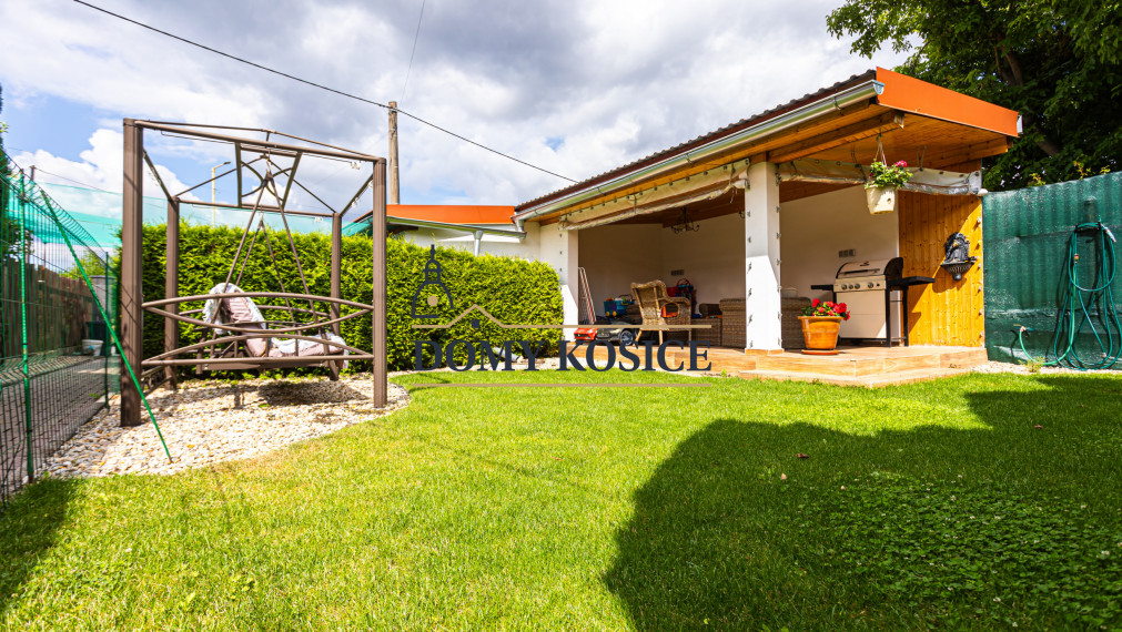 4-izbový,dvojpodlažný rodinný dom s 2 veľkými garážami, 164 m², blízko centra Košíc.