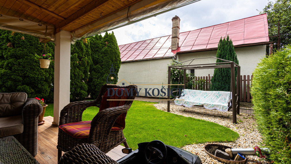 4-izbový,dvojpodlažný rodinný dom s 2 veľkými garážami, 164 m², blízko centra Košíc.