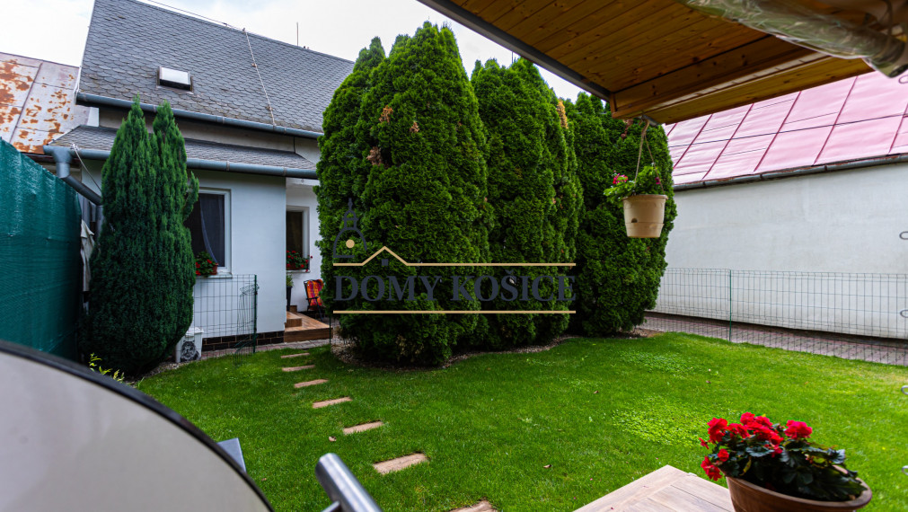 4-izbový,dvojpodlažný rodinný dom s 2 veľkými garážami, 164 m², blízko centra Košíc.