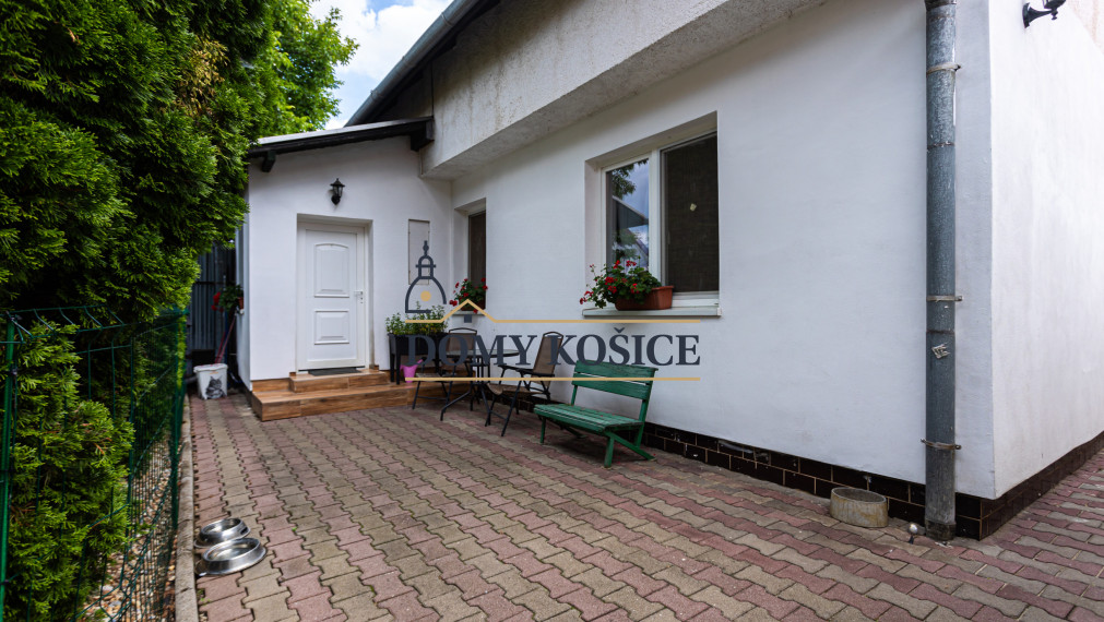 4-izbový,dvojpodlažný rodinný dom s 2 veľkými garážami, 164 m², blízko centra Košíc.