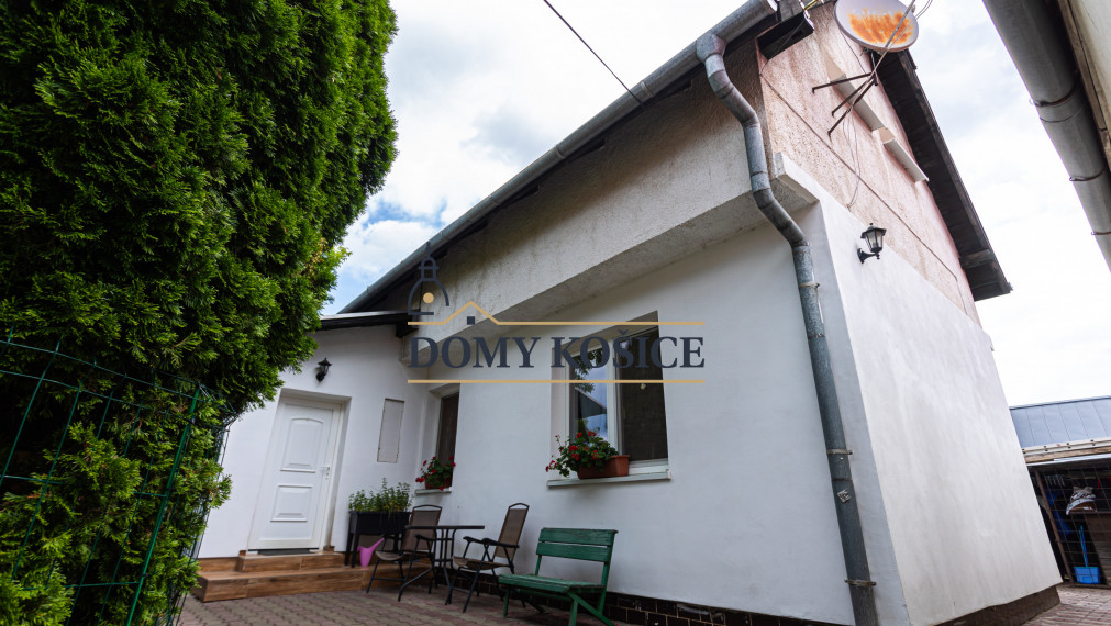 4-izbový,dvojpodlažný rodinný dom s 2 veľkými garážami, 164 m², blízko centra Košíc.