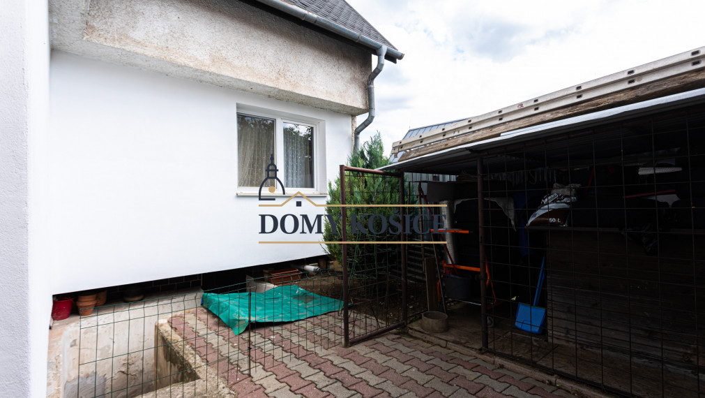 4-izbový,dvojpodlažný rodinný dom s 2 veľkými garážami, 164 m², blízko centra Košíc.