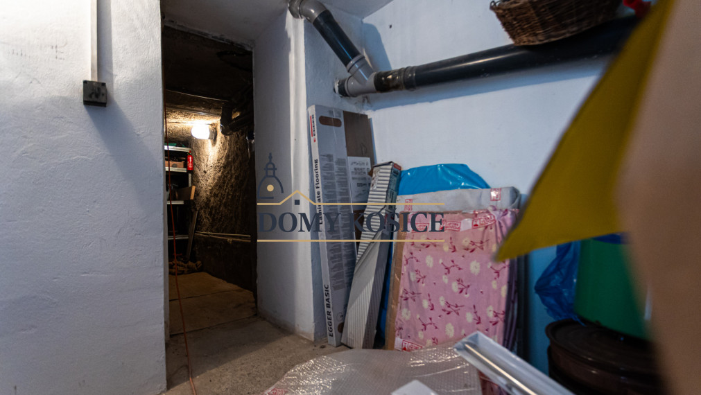 4-izbový,dvojpodlažný rodinný dom s 2 veľkými garážami, 164 m², blízko centra Košíc.