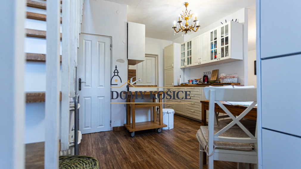 4-izbový,dvojpodlažný rodinný dom s 2 veľkými garážami, 164 m², blízko centra Košíc.