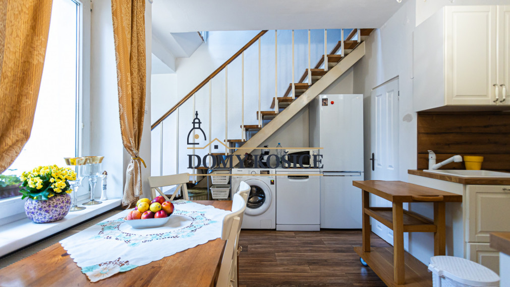 4-izbový,dvojpodlažný rodinný dom s 2 veľkými garážami, 164 m², blízko centra Košíc.