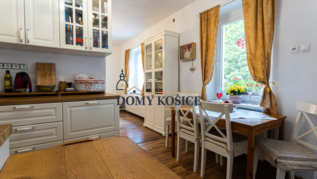 4-izbový,dvojpodlažný rodinný dom s 2 veľkými garážami, 164 m², blízko centra Košíc.