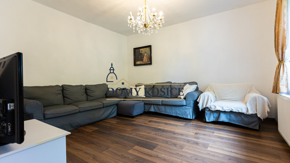 4-izbový,dvojpodlažný rodinný dom s 2 veľkými garážami, 164 m², blízko centra Košíc.