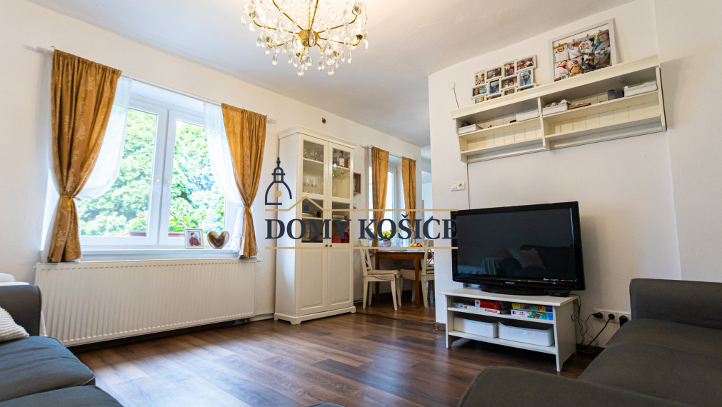 4-izbový,dvojpodlažný rodinný dom s 2 veľkými garážami, 164 m², blízko centra Košíc.