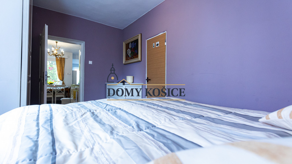 4-izbový,dvojpodlažný rodinný dom s 2 veľkými garážami, 164 m², blízko centra Košíc.
