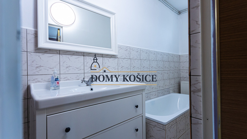 4-izbový,dvojpodlažný rodinný dom s 2 veľkými garážami, 164 m², blízko centra Košíc.