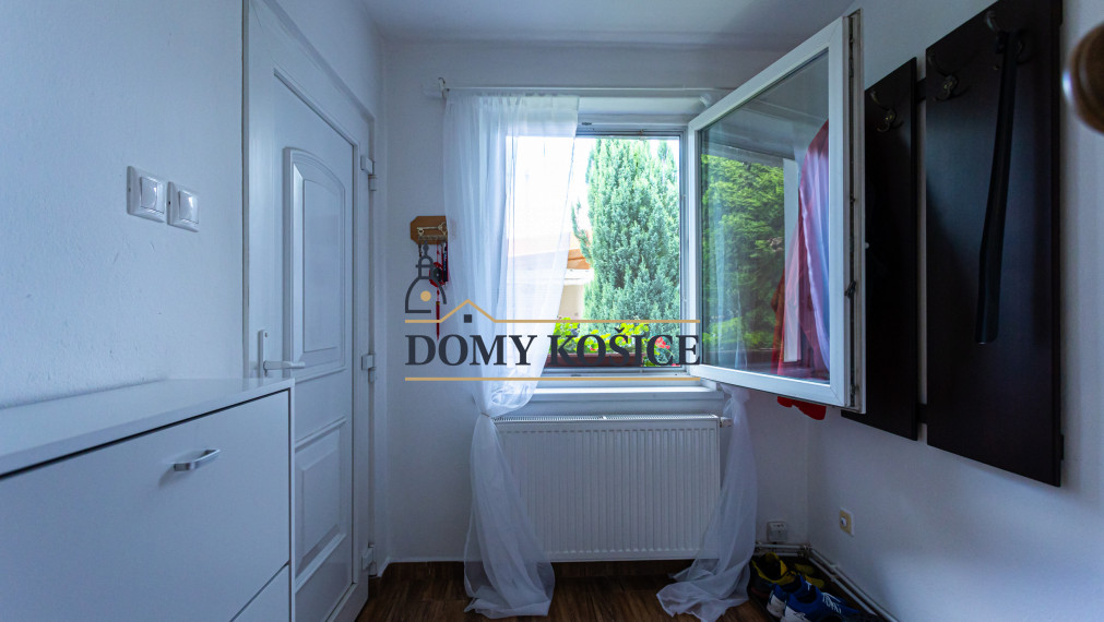 4-izbový,dvojpodlažný rodinný dom s 2 veľkými garážami, 164 m², blízko centra Košíc.