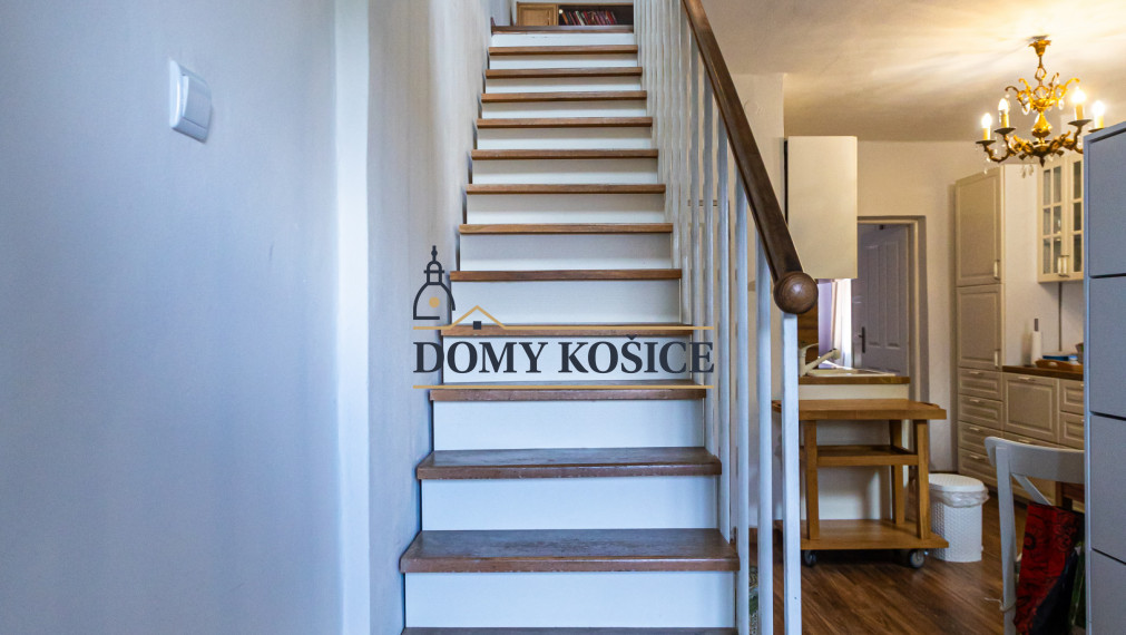 4-izbový,dvojpodlažný rodinný dom s 2 veľkými garážami, 164 m², blízko centra Košíc.