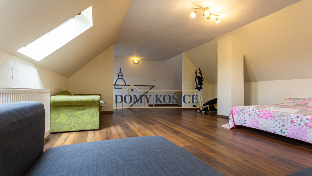 4-izbový,dvojpodlažný rodinný dom s 2 veľkými garážami, 164 m², blízko centra Košíc.