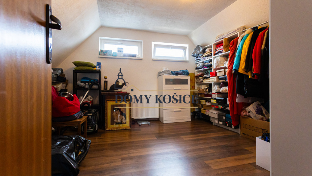 4-izbový,dvojpodlažný rodinný dom s 2 veľkými garážami, 164 m², blízko centra Košíc.