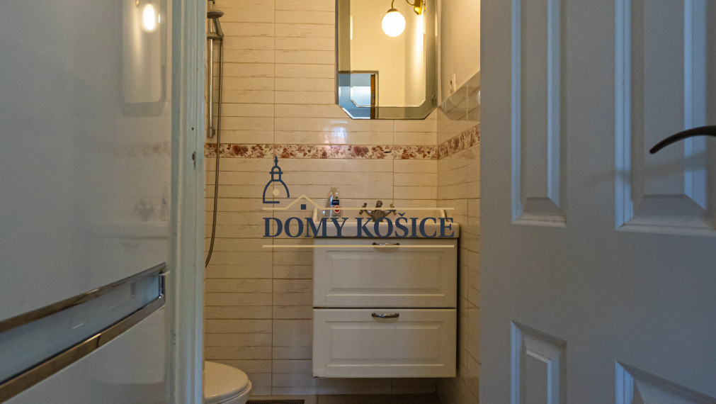 4-izbový,dvojpodlažný rodinný dom s 2 veľkými garážami, 164 m², blízko centra Košíc.