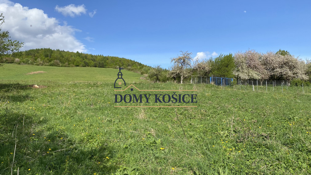 NA PREDAJ-rozľahlý pozemok v Jakovanoch ideálna investícia