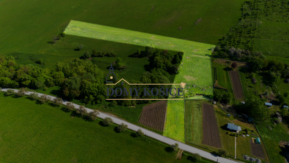 NA PREDAJ-rozľahlý pozemok v Jakovanoch ideálna investícia
