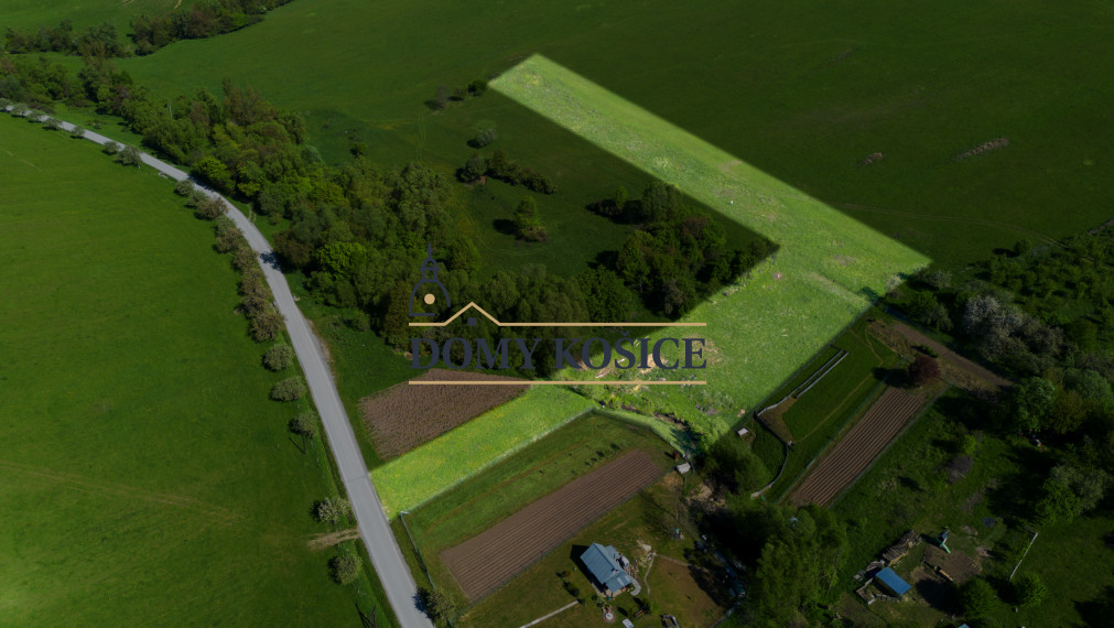 NA PREDAJ-rozľahlý pozemok v Jakovanoch ideálna investícia