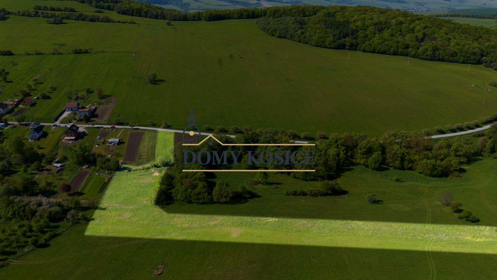 NA PREDAJ-rozľahlý pozemok v Jakovanoch ideálna investícia
