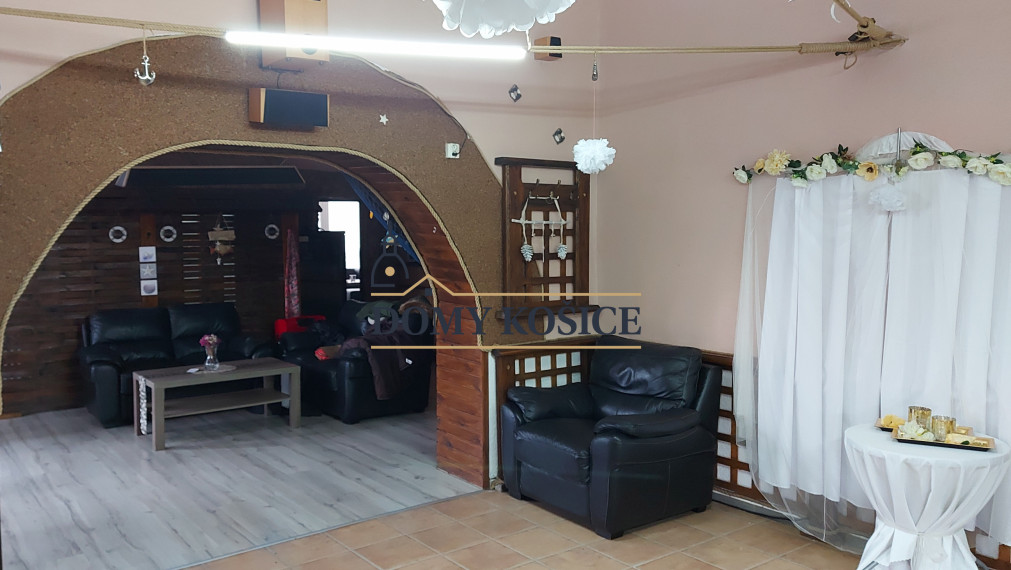 Zaujímavá podnikateľská príležitosť. Exkluzívne  na predaj Hotel KORZO v Sečovciach .