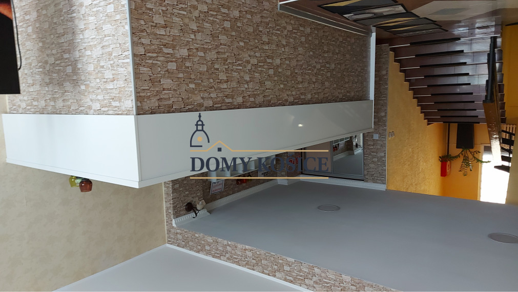 Zaujímavá podnikateľská príležitosť. Exkluzívne  na predaj Hotel KORZO v Sečovciach .