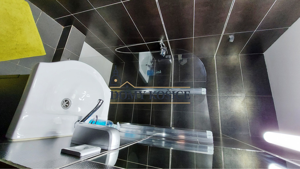 Zaujímavá podnikateľská príležitosť. Exkluzívne  na predaj Hotel KORZO v Sečovciach .