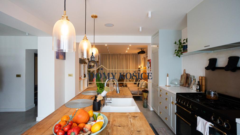 Dvojpodlažný RD-Poľov, kompletná rekonštrukcia, pozemok 586m2