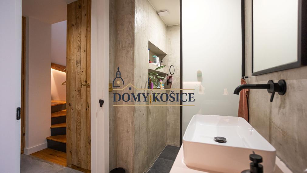 Dvojpodlažný RD-Poľov, kompletná rekonštrukcia, pozemok 586m2