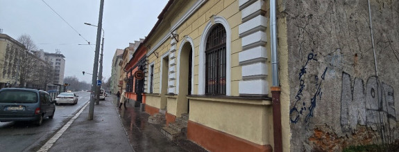 Lukratívna budova s  pozemkom v centre na PREDAJ!!!